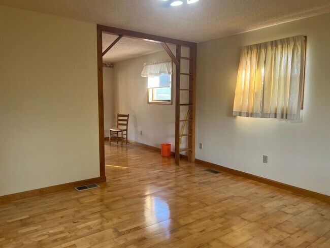 Building Photo - 2 bedroom, 1.5full bath House for rent on ...