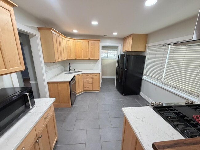 Building Photo - 565 Hollywood Ave