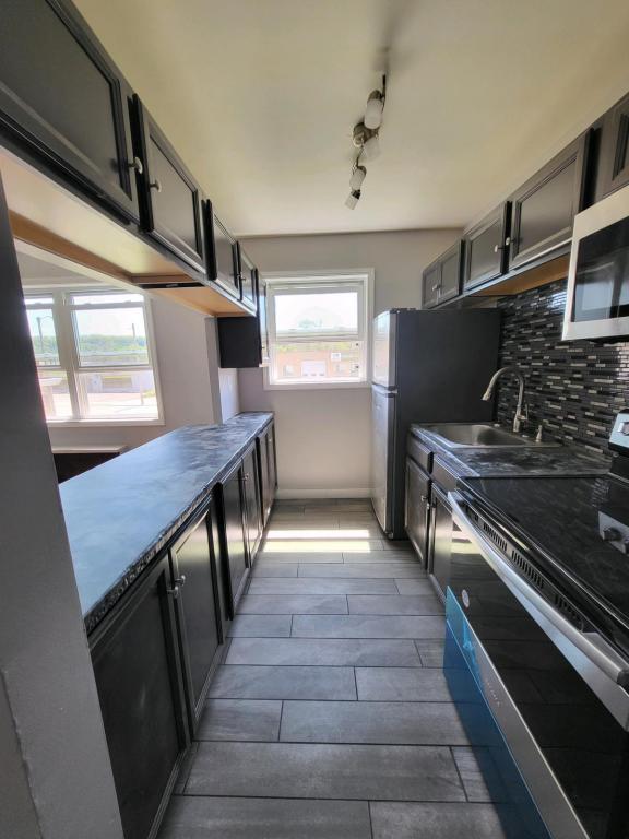 Building Photo - 1059 Midland Ave