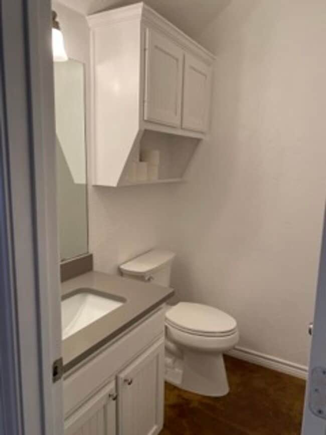 Building Photo - Inner-Bubble Living — Steps from Baylor University