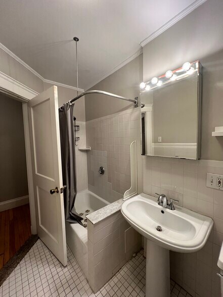 Building Photo - 11 Story St