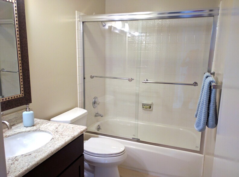 Building Photo - 1566 Capri Dr