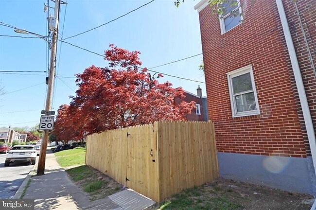 Building Photo - 523 W 26th St