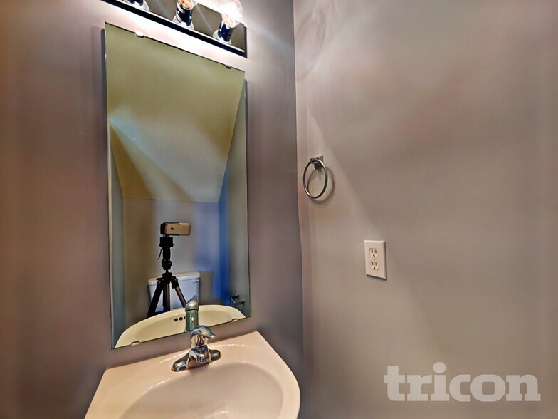 Building Photo - 410 Fox Trot Dr