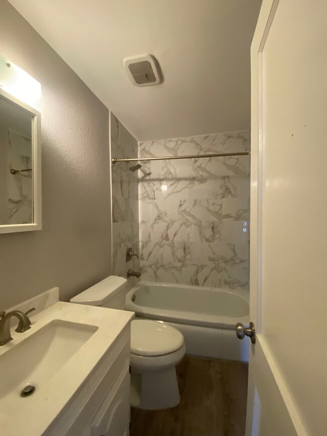 Building Photo - 3803 Poinsettia Dr