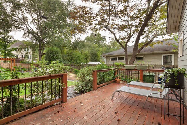 Building Photo - Beautiful 2bd/2ba Bungelow in Kirkwood wit...