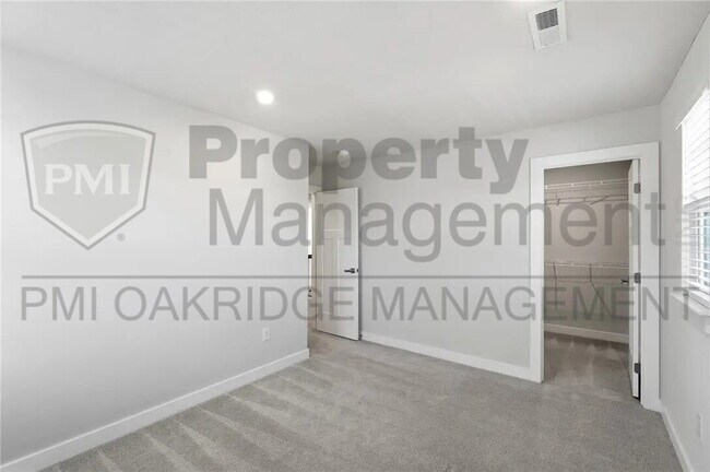 Building Photo - 3 Bed 3 1/2 Bath Single Family Home with Attached 2 Car Garage