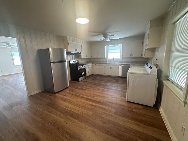 Building Photo - Welcome to this charming 2-bedroom, 1-bath...
