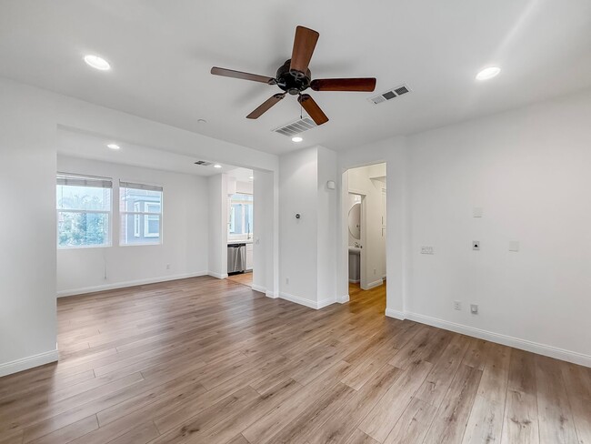 Building Photo - Great 2B/2.5BA Townhome in Escondido!