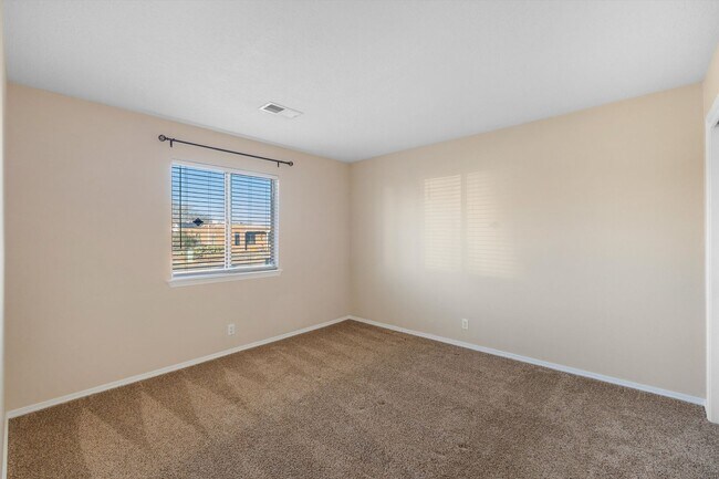 Building Photo - Beautiful House For Rent | 3-Bed 2-Bath | 2-Car Garage | Rio Rancho SE | Large Backyard