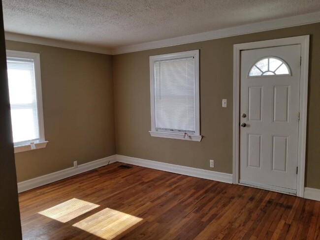 Building Photo - 3 Bedroom Ranch, Hardwood Floors, Recessed...