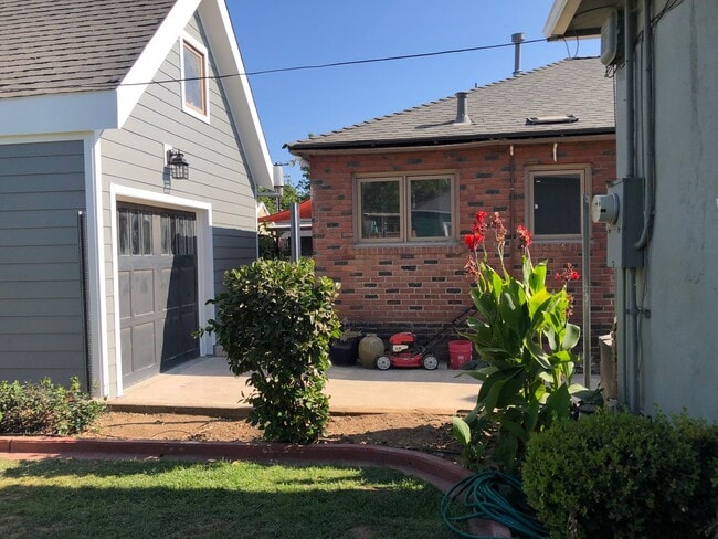 Building Photo - 1940's Sacramento Home Walking Distance to...