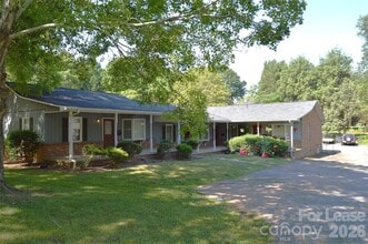 Building Photo - 221 Kelly St