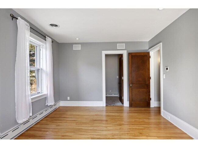 Building Photo - 1720 Mt Curve Ave