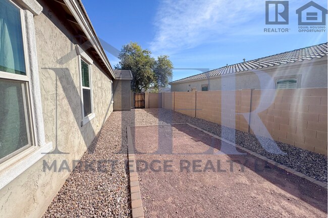 Building Photo - 3Bed/3Bath House in Buckeye! Ready for Immediate Move-In! -- Fenced-In Yard!!