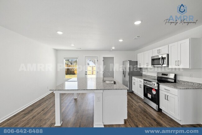Building Photo - New 3 Bedroom Townhome!