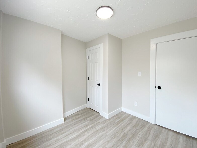 Building Photo - 186 Chelsea St