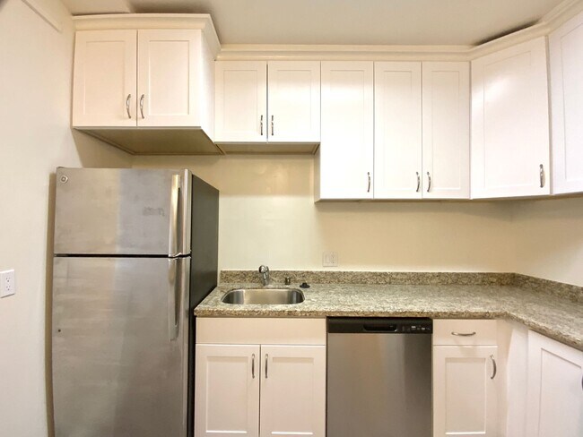 Building Photo - UPDATED 1BR! DISHWASHER! HARDWOOD! Laundry On-Site