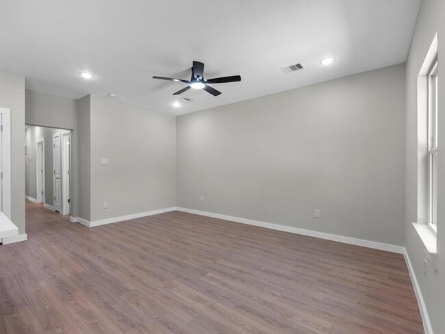 Building Photo - 5201 Kenilwood Dr