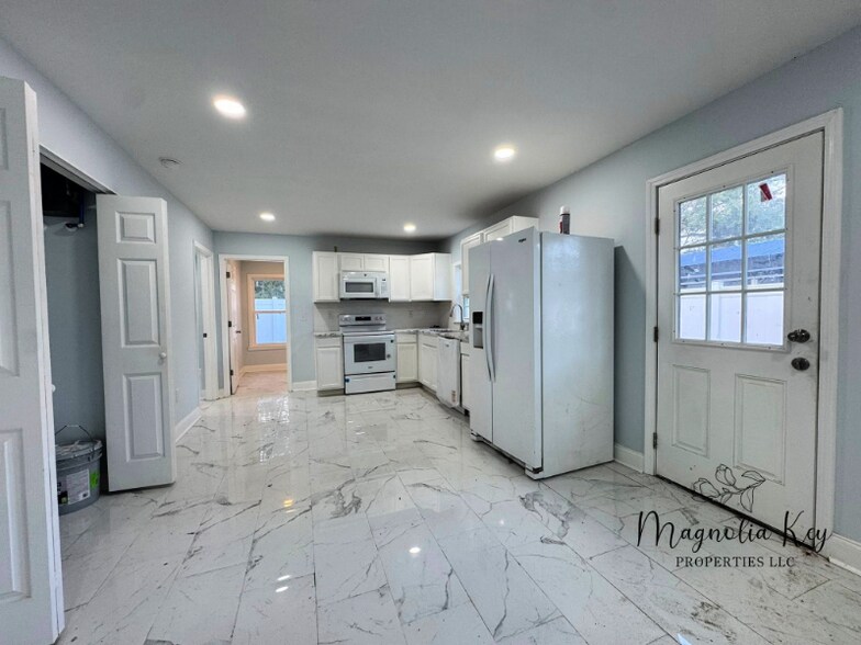 Building Photo - 403 73rd Ave N