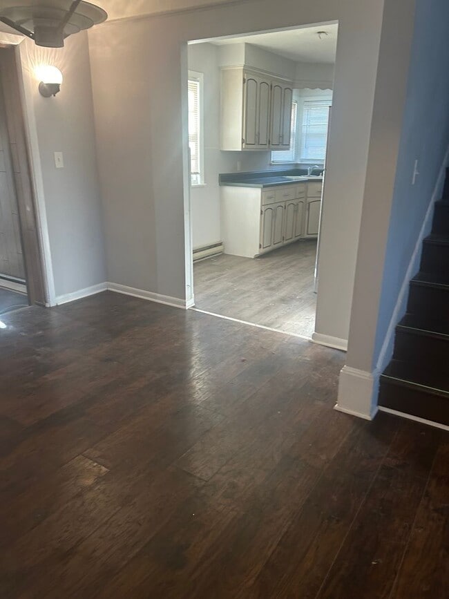 Building Photo - 3 bedroom, 3 bath single family home in So...