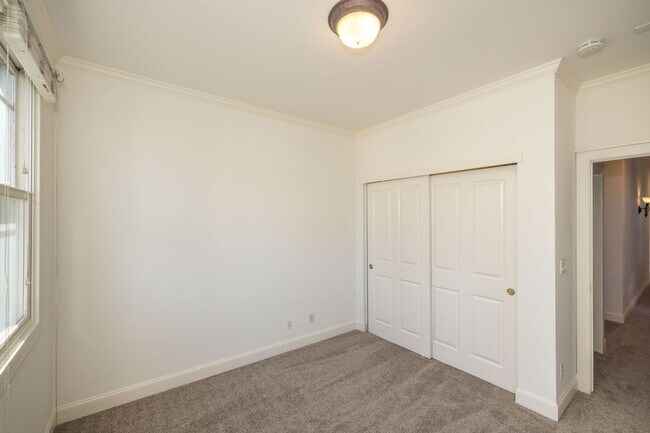 Building Photo - Beautifully Maintained 3 Bed/2.5 Bath Craf...