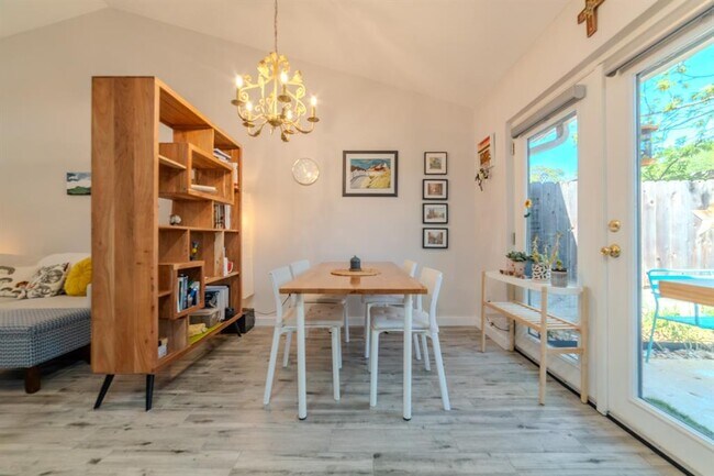 Building Photo - 1015 E Yager Ln