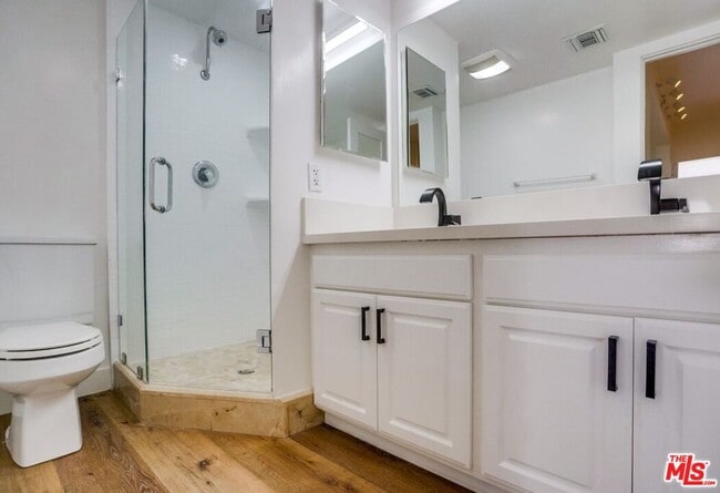 Building Photo - 435 N Oakhurst Dr