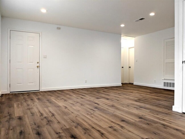 Building Photo - 6211 Palm Cir