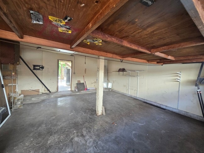 Building Photo - Newly Renovated 2 Bed / 2 Bath Downstairs ...