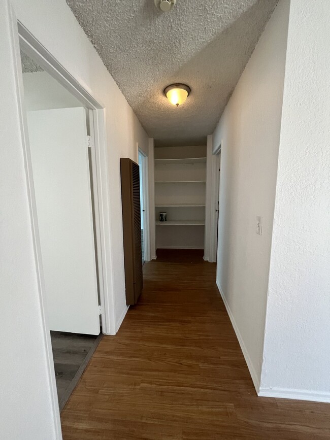 Building Photo - 2 Bedroom Unit with Large Patio