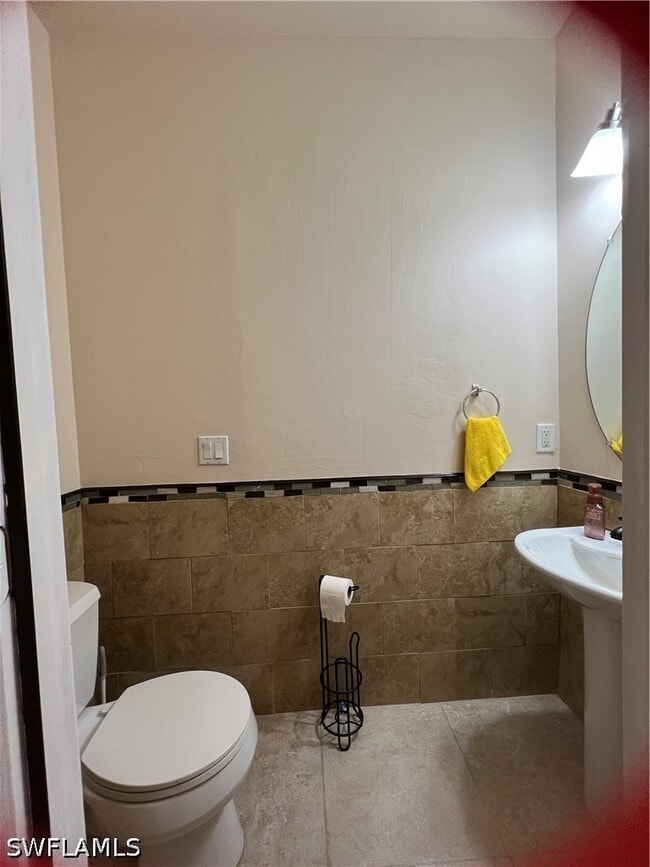 Building Photo - 884 Hampton Cir