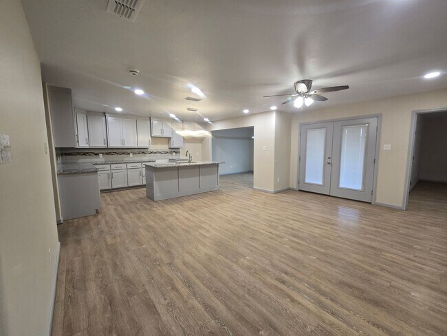 Building Photo - Spacious 3/2/2 Home with Modern Finishes a...