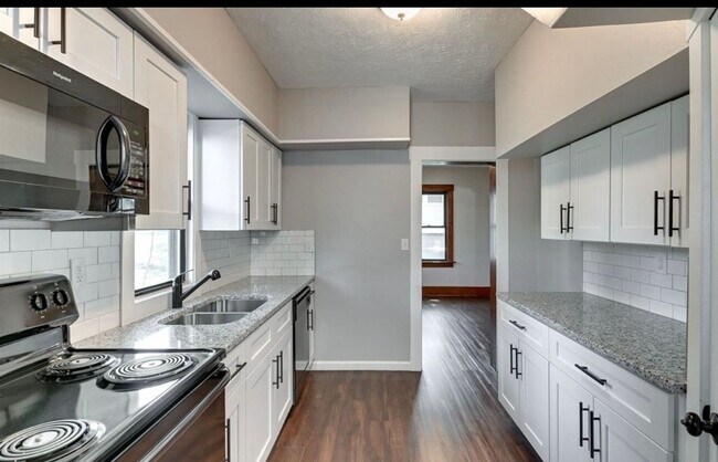 Building Photo - Beautiful & Spacious 3 Bedroom, 2 Bathroom Home in South Omaha – 1,872 Sq Ft