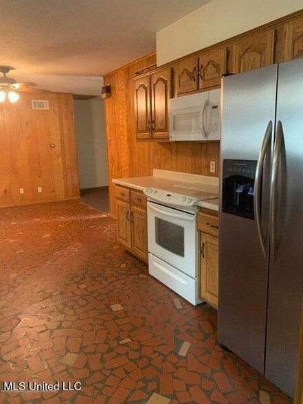 Building Photo - 1598 Main St