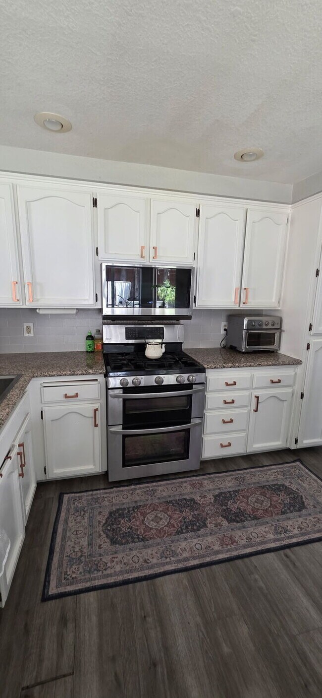 Building Photo - 430 Guinevere Ct