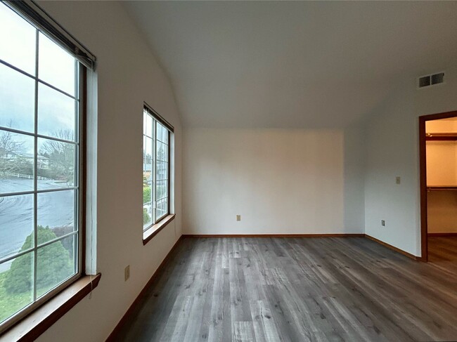 Building Photo - Ample 3 Bed, 2.5 Bath Charmer!