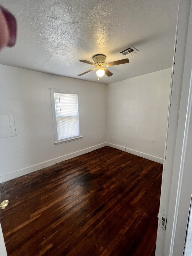 Building Photo - 827 W Apache St