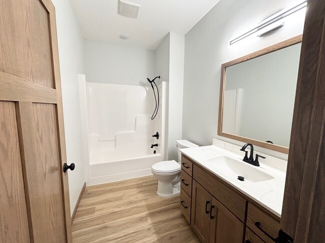 Building Photo - 577 Main St W