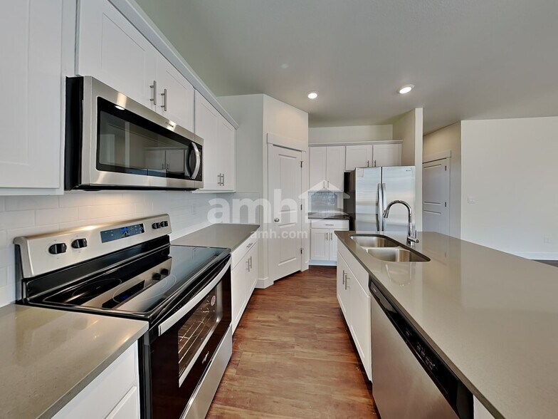 Building Photo - 334 N Addison Way