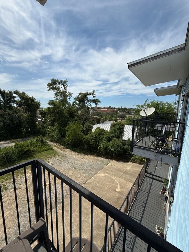 Building Photo - 2 bedroom/3 bath Townhome with extra room/...