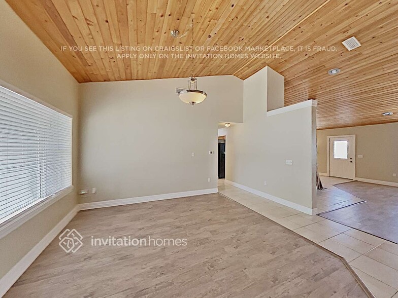 Building Photo - 10613 Lakeshore Dr