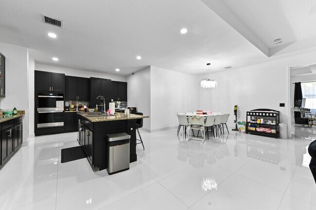 Building Photo - 7461 Moonrise Dr