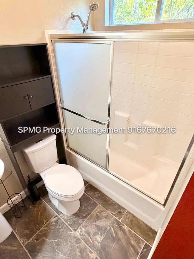 Building Photo - Beautiful 4 Bed / 3 Bath Home in Prime Roseville Location – Across from Park!