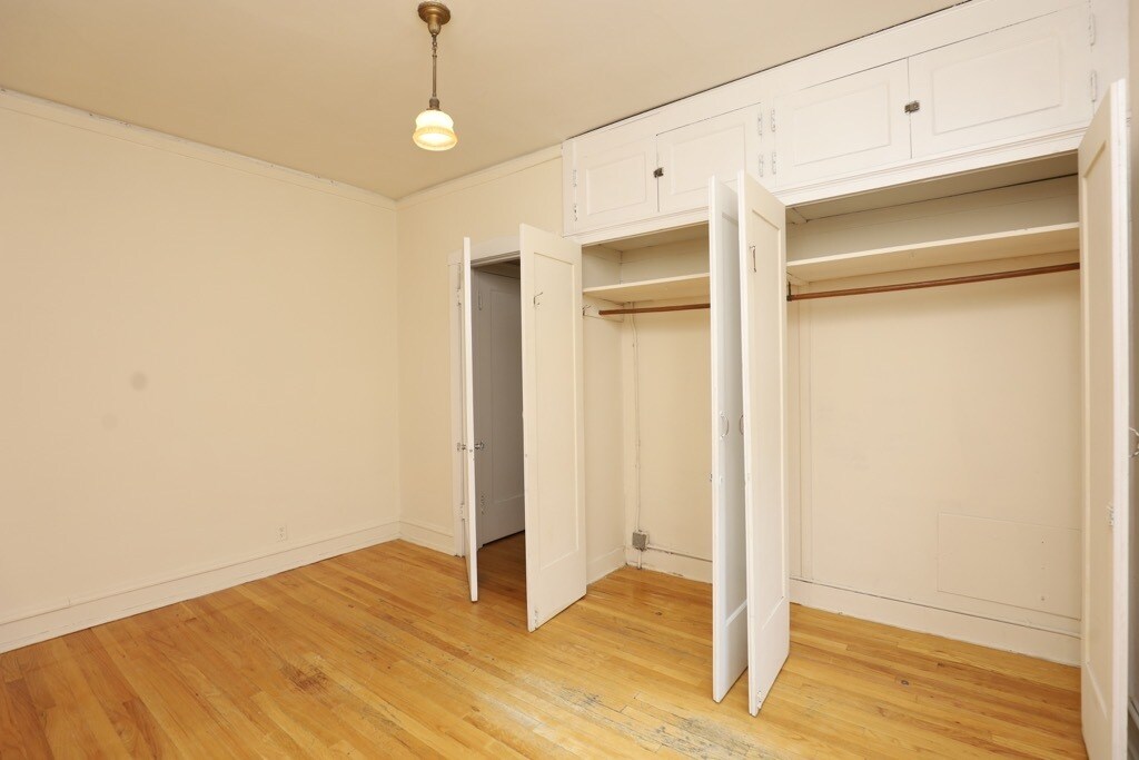 Building Photo - 1238 Oak Ave