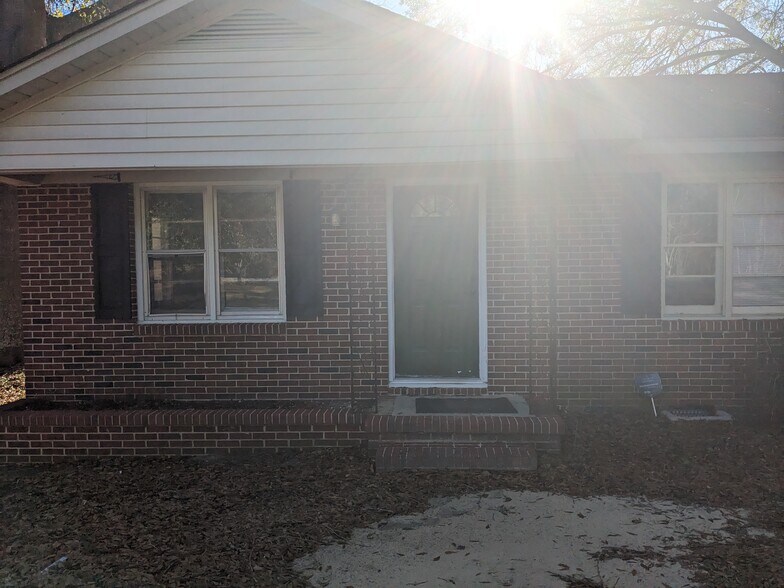 Building Photo - 111 Carroll Ave W