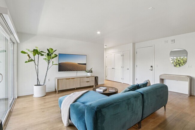 Building Photo - 1422 Tamarind Ave