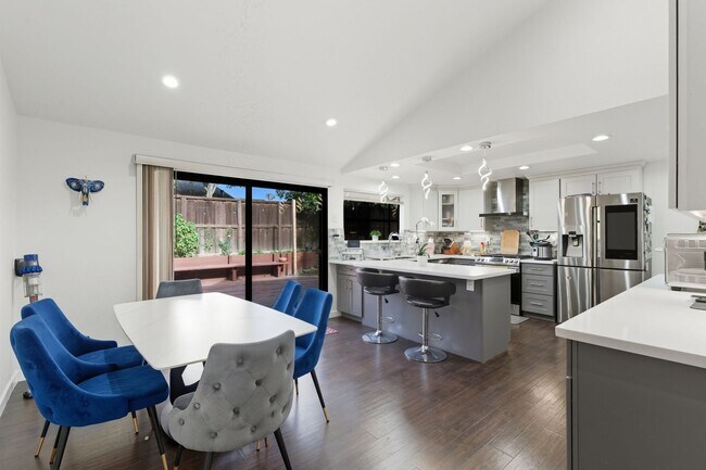 Building Photo - Welcome to elegant living in the heart of ...