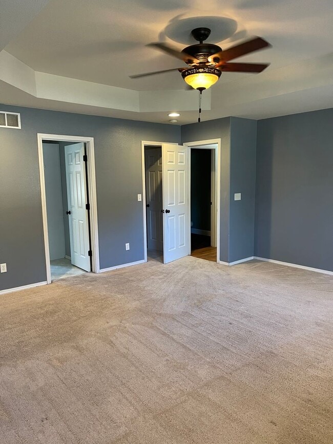 Building Photo - Available November 21st!   6 Month lease