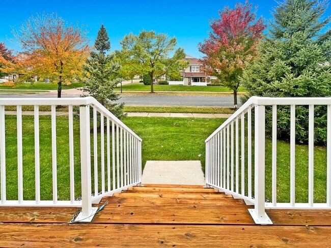 Building Photo - Spectacular SPACIOUS 3 Bedroom Plus Giant ...
